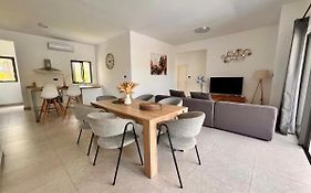 Cosy Coastal Apartment North